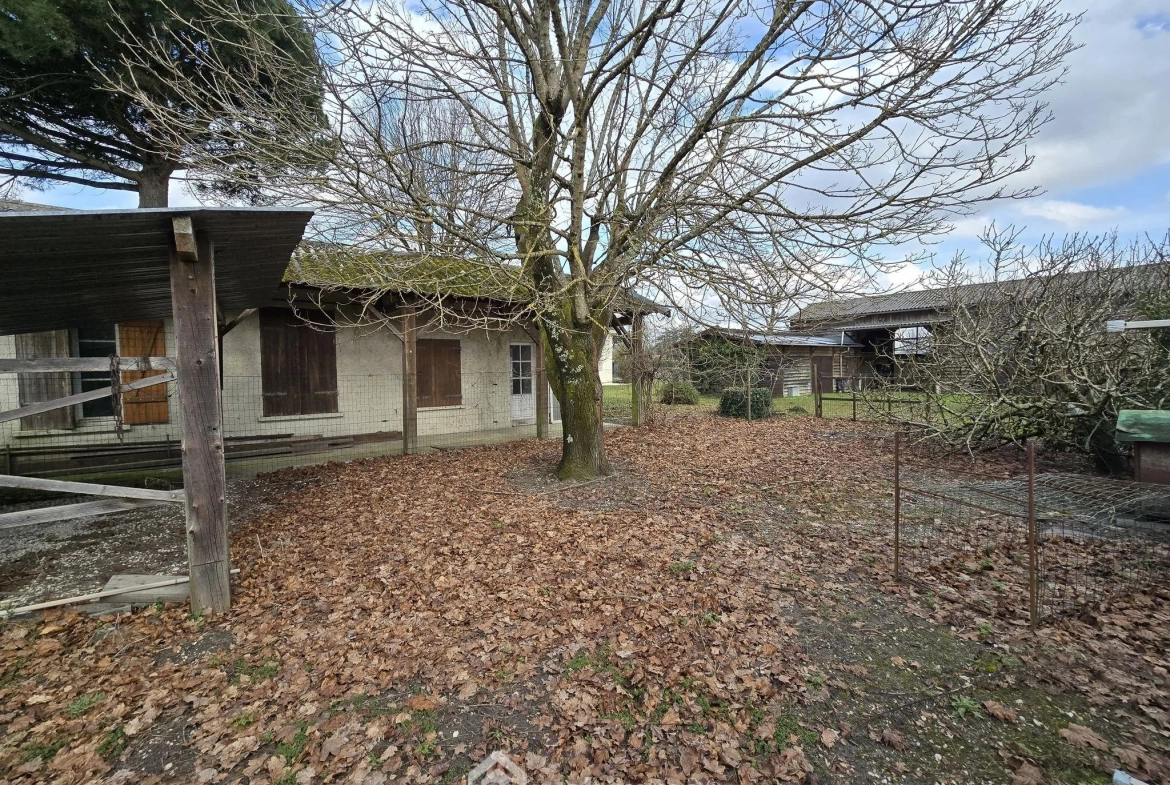 Terrain constructible de 863 m² au Pian-Médoc avec bâtiments existants 