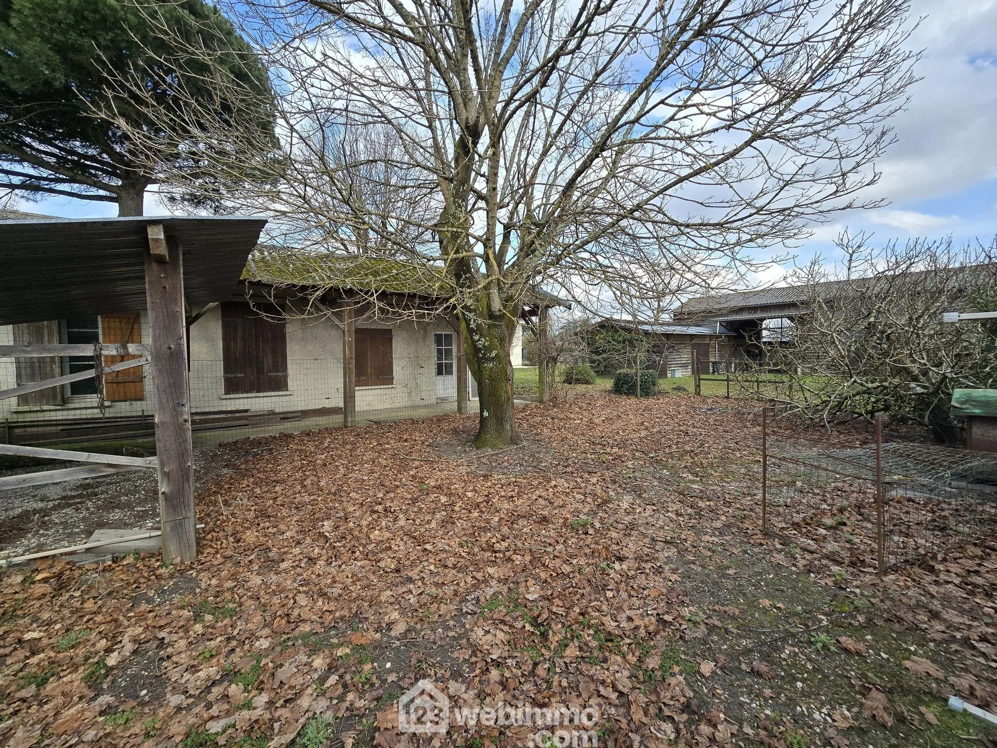 Terrain constructible de 863 m² au Pian-Médoc avec bâtiments existants 