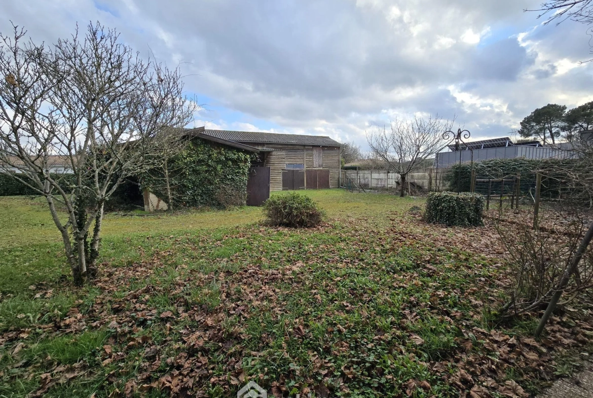 Terrain constructible de 863 m² au Pian-Médoc avec bâtiments existants 