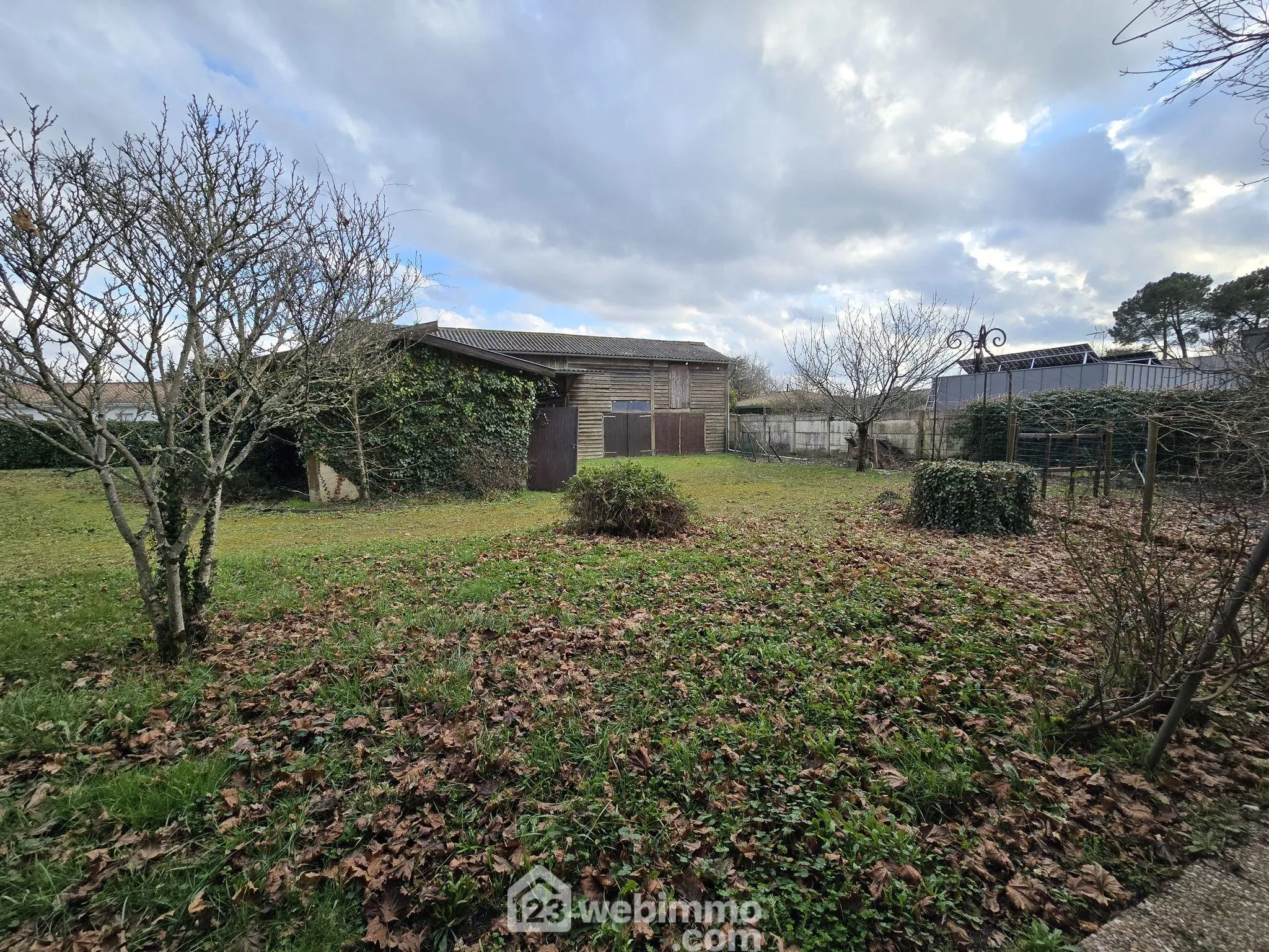 Terrain constructible de 863 m² au Pian-Médoc avec bâtiments existants 