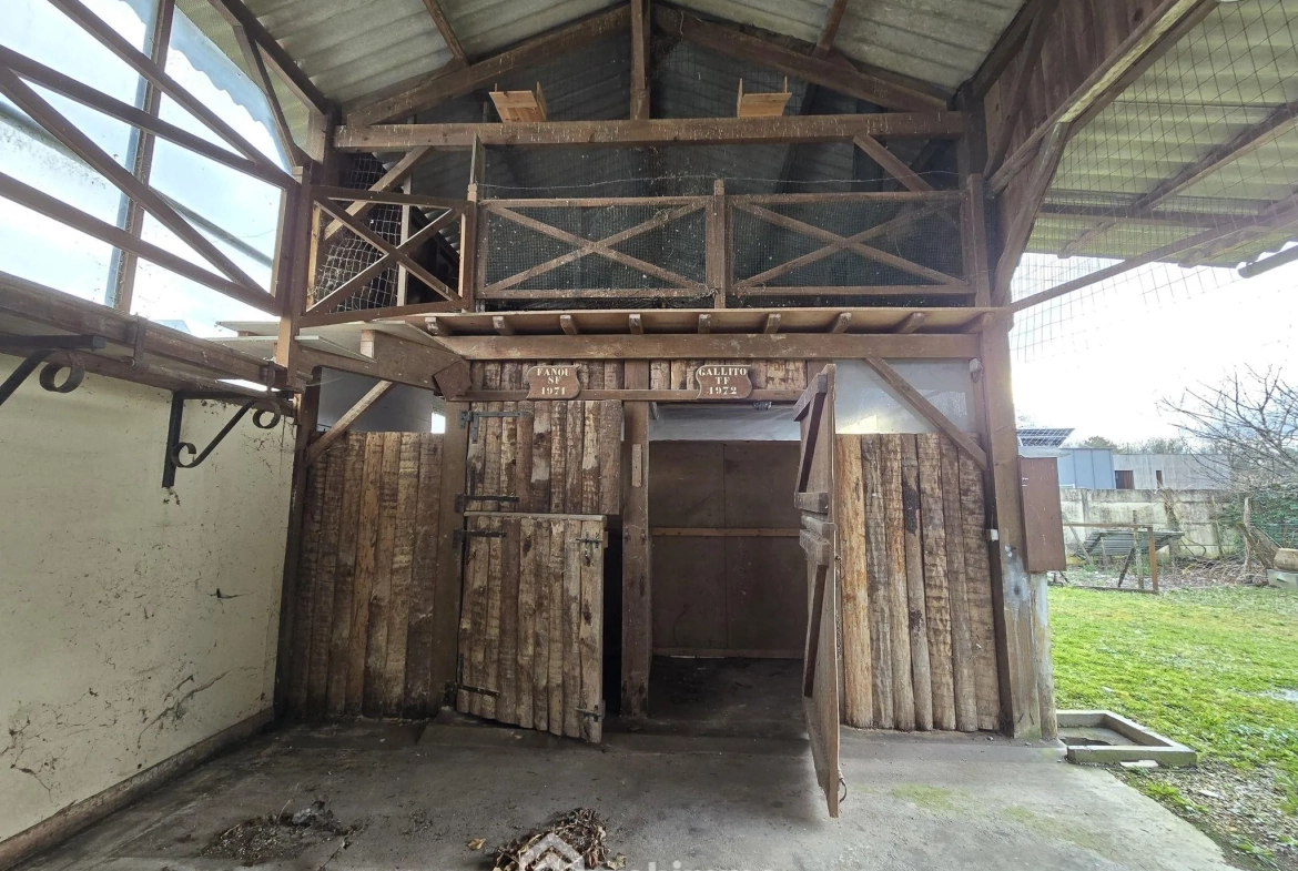 Terrain constructible de 863 m² au Pian-Médoc avec bâtiments existants 