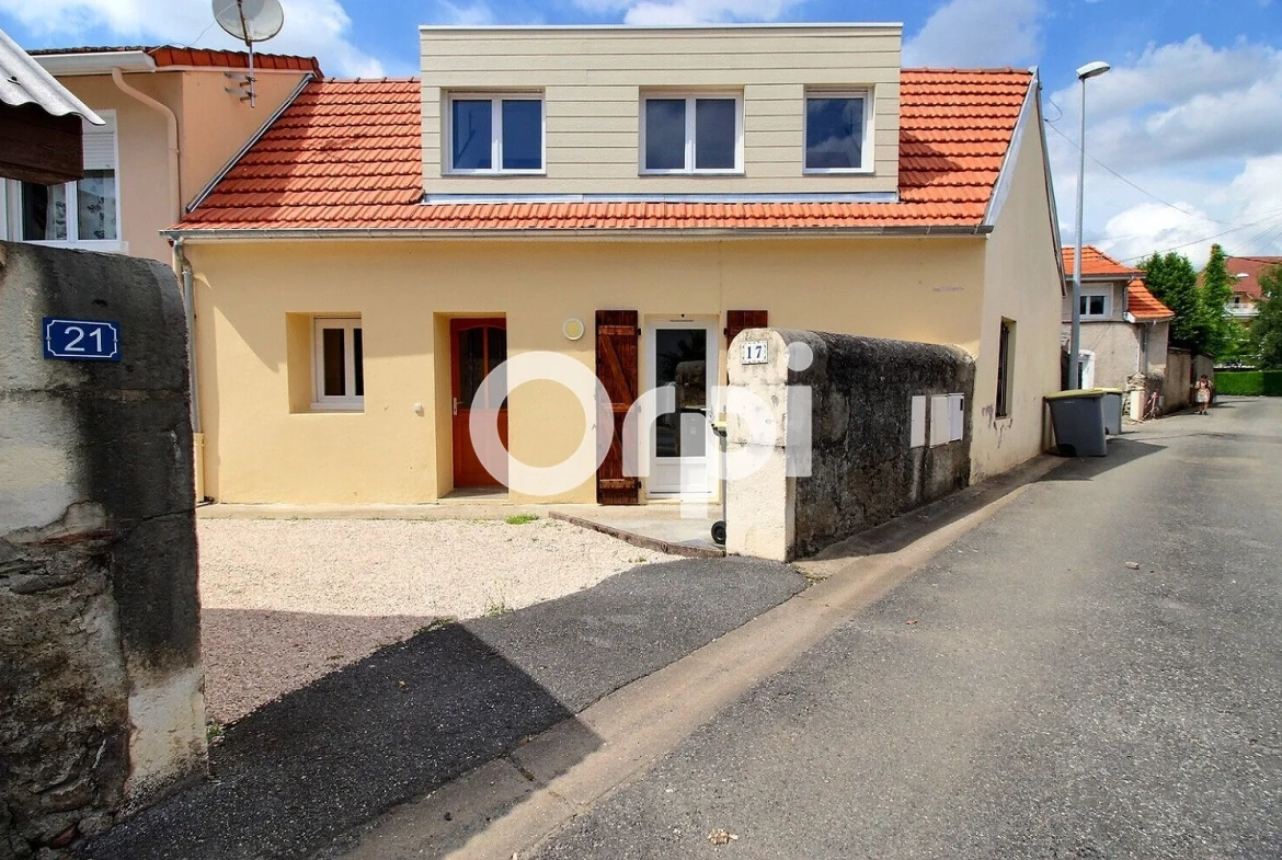 Maison de ville rénovée à Bizanos de 75 m² avec terrasse orientée plein sud 