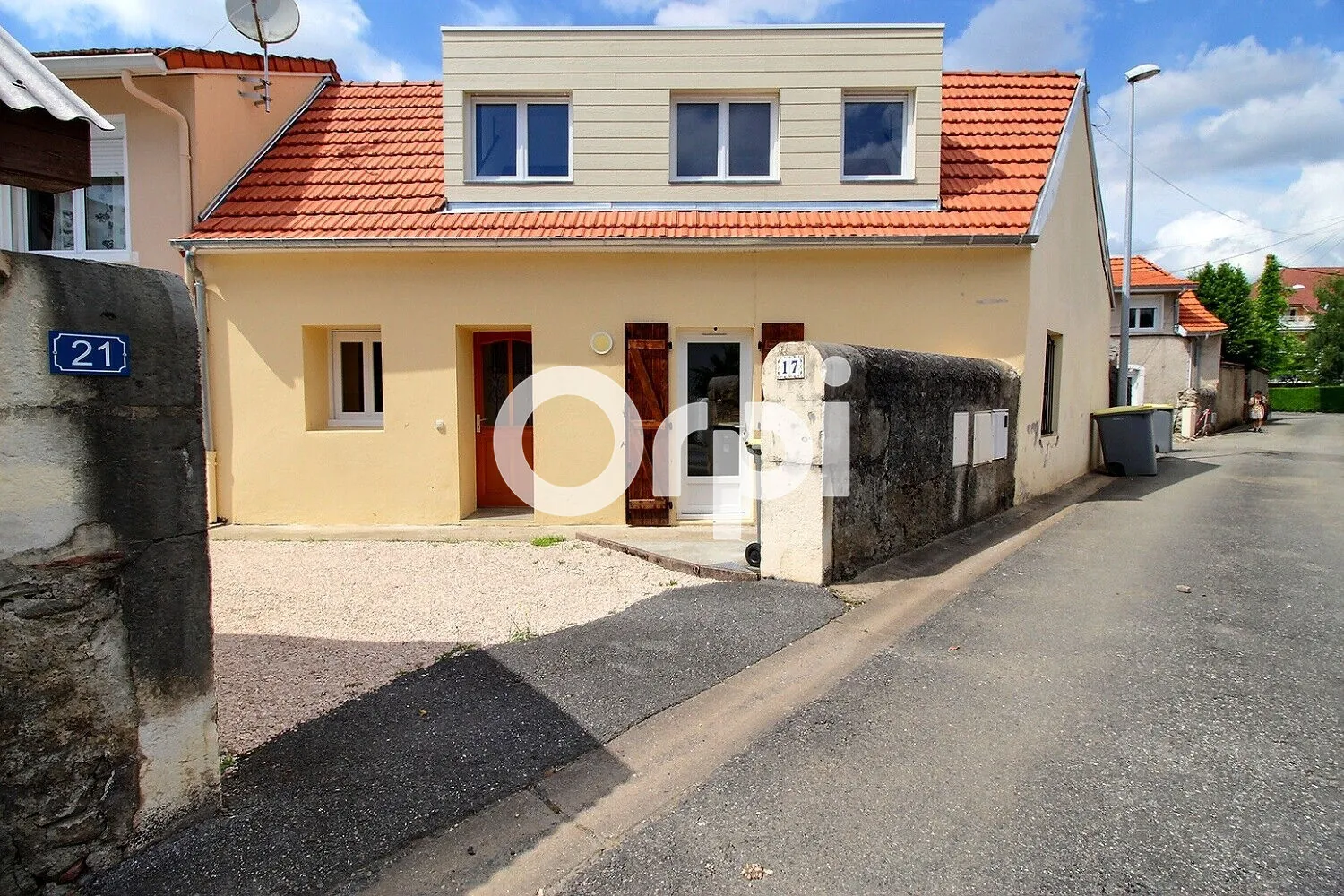 Maison de ville rénovée à Bizanos de 75 m² avec terrasse orientée plein sud 