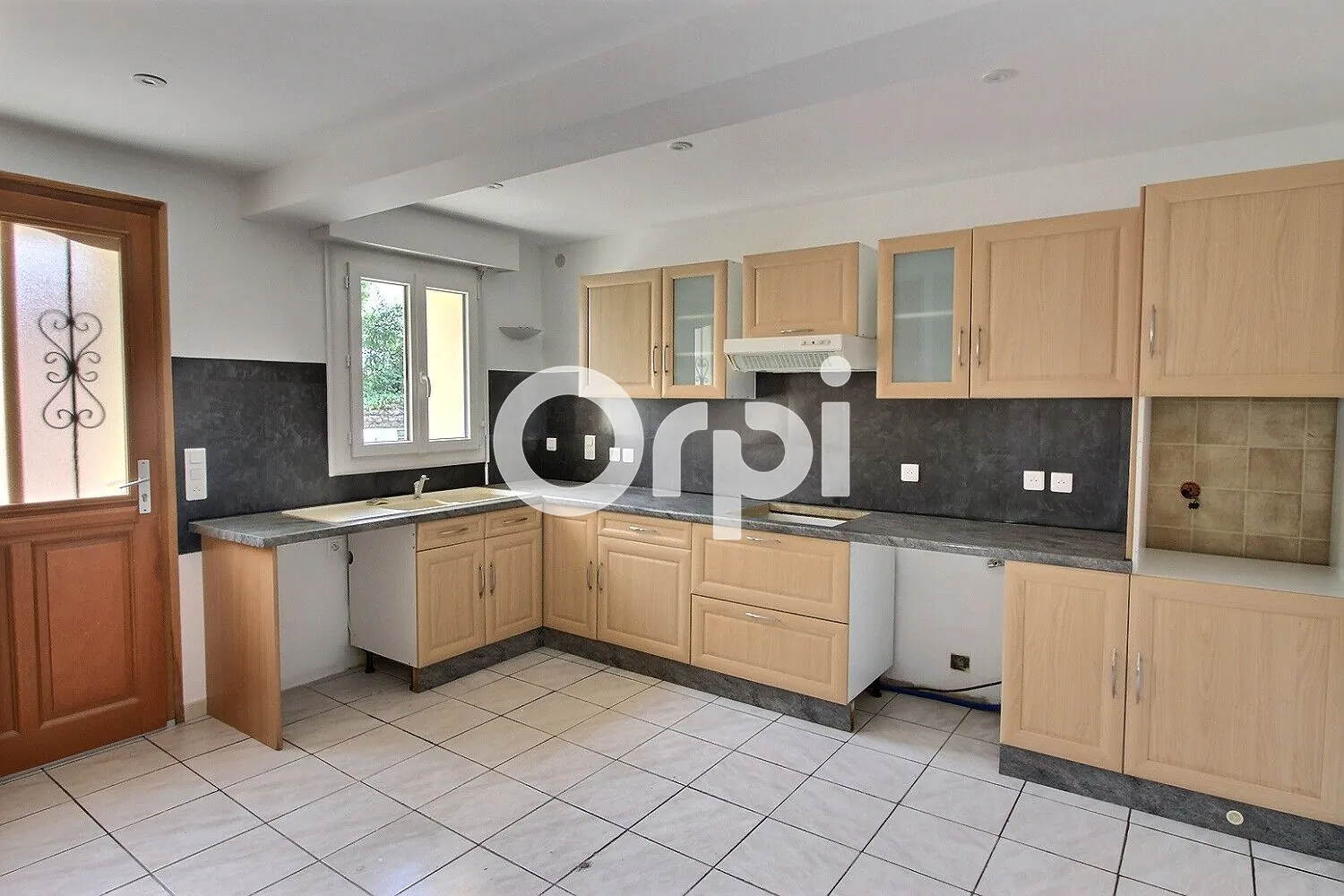 Maison de ville rénovée à Bizanos de 75 m² avec terrasse orientée plein sud 