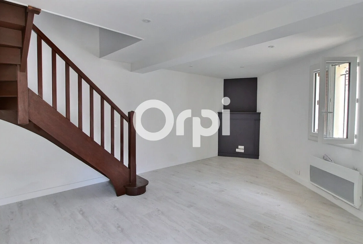 Maison de ville rénovée à Bizanos de 75 m² avec terrasse orientée plein sud 