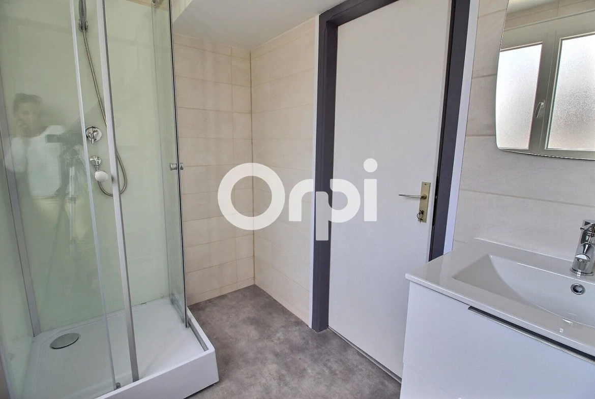 Maison de ville rénovée à Bizanos de 75 m² avec terrasse orientée plein sud 