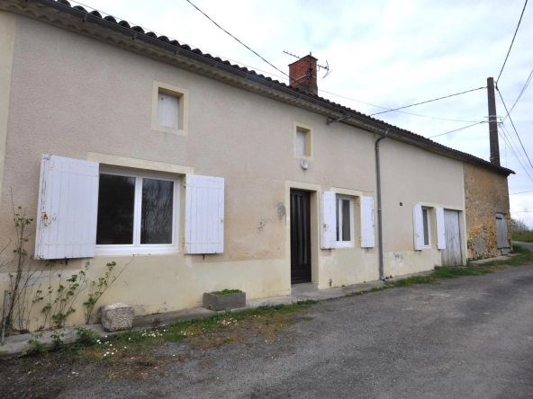 Maison de plain-pied avec dépendances à Soulignac, à rénover