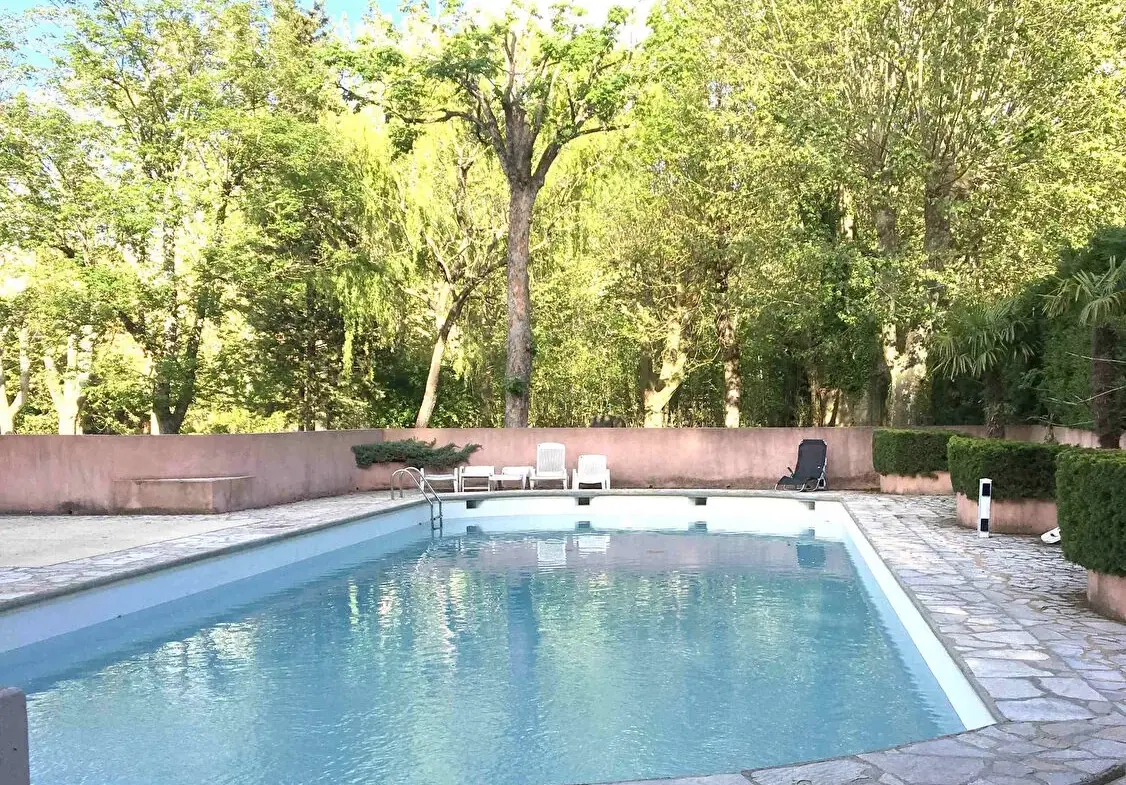 Appartement 40 m² avec piscine et terrasse à Rustrel dans le Luberon 