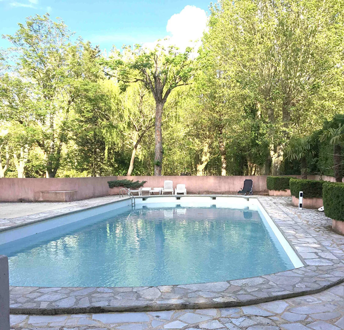 Appartement 40 m² avec piscine et terrasse à Rustrel dans le Luberon 