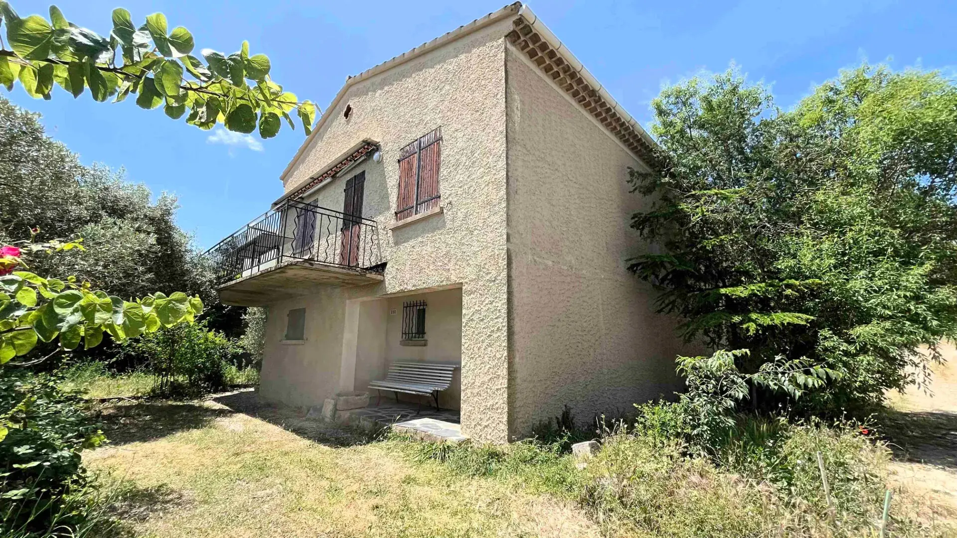 Maison à Apt de 155 m² avec jardin arboré et garage, quartier paisible 