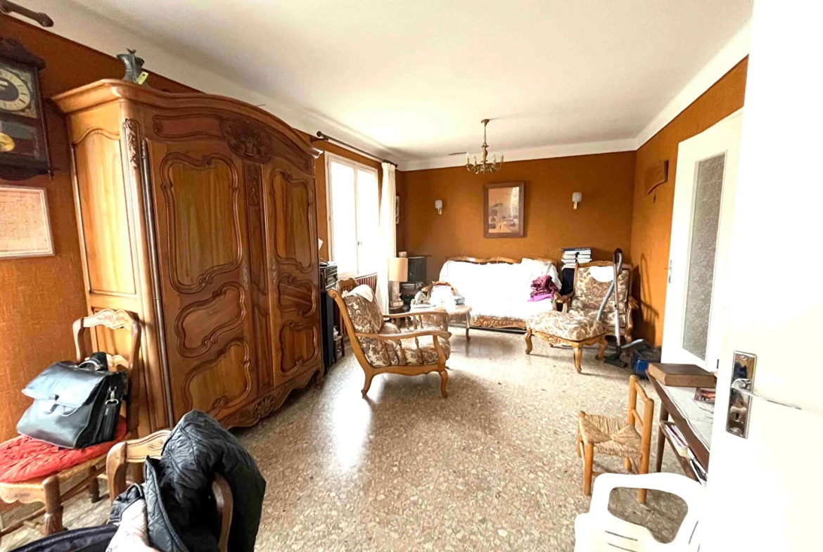 Maison à Apt de 155 m² avec jardin arboré et garage, quartier paisible 