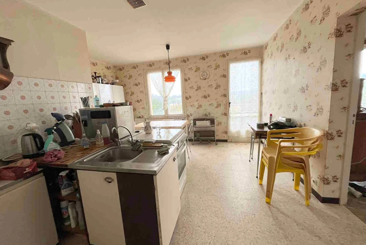 Maison à Apt de 155 m² avec jardin arboré et garage, quartier paisible 