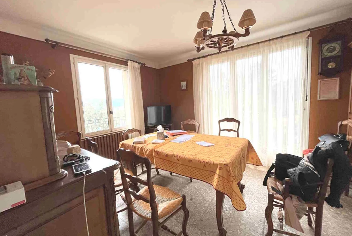 Maison à Apt de 155 m² avec jardin arboré et garage, quartier paisible 