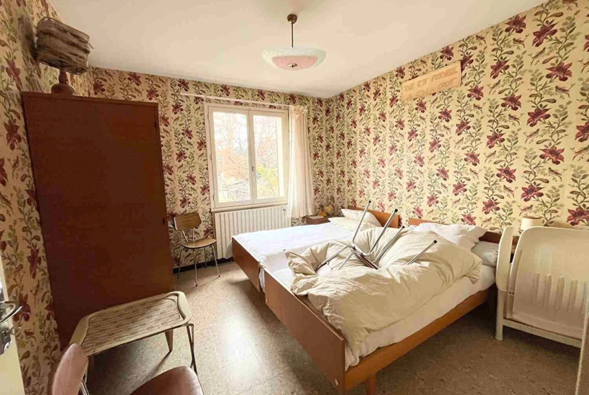 Maison à Apt de 155 m² avec jardin arboré et garage, quartier paisible 