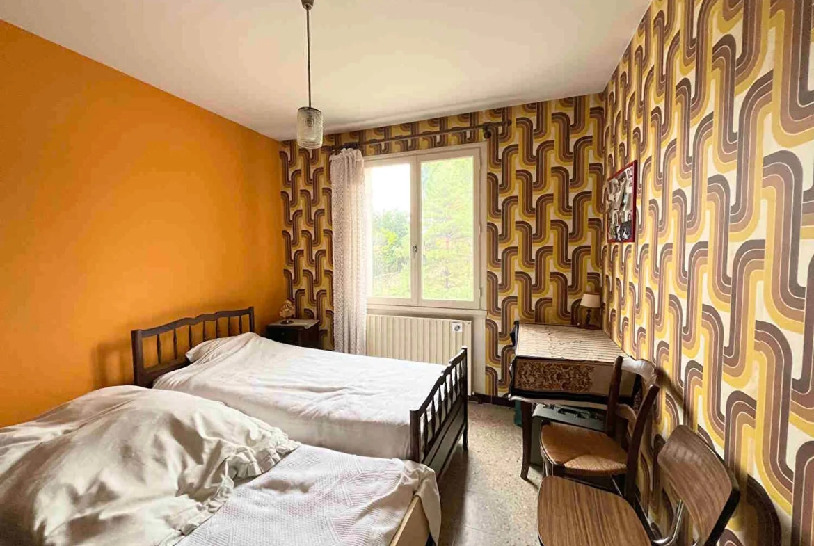 Maison à Apt de 155 m² avec jardin arboré et garage, quartier paisible 