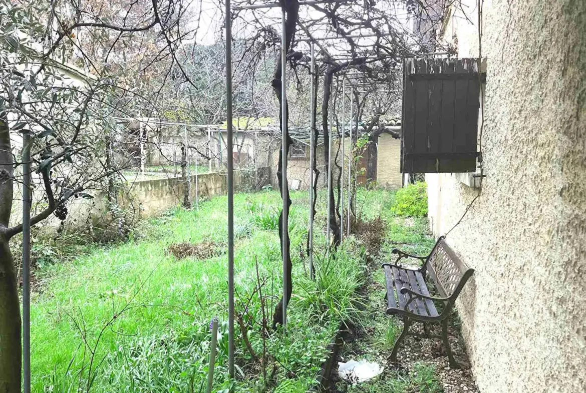 Maison à Apt de 155 m² avec jardin arboré et garage, quartier paisible 