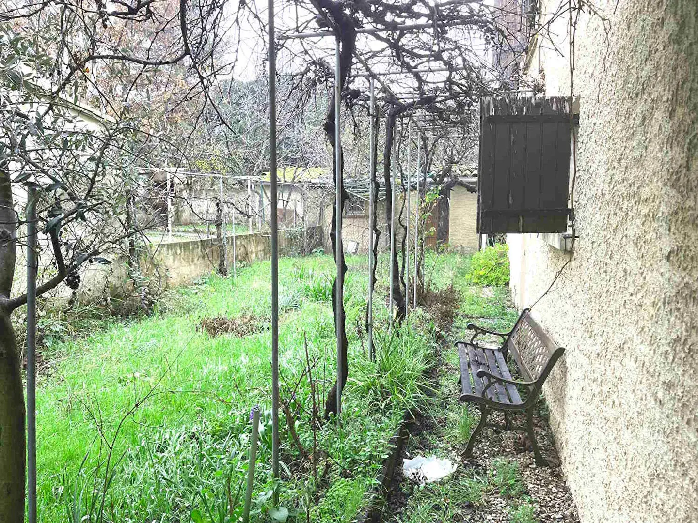 Maison à Apt de 155 m² avec jardin arboré et garage, quartier paisible 