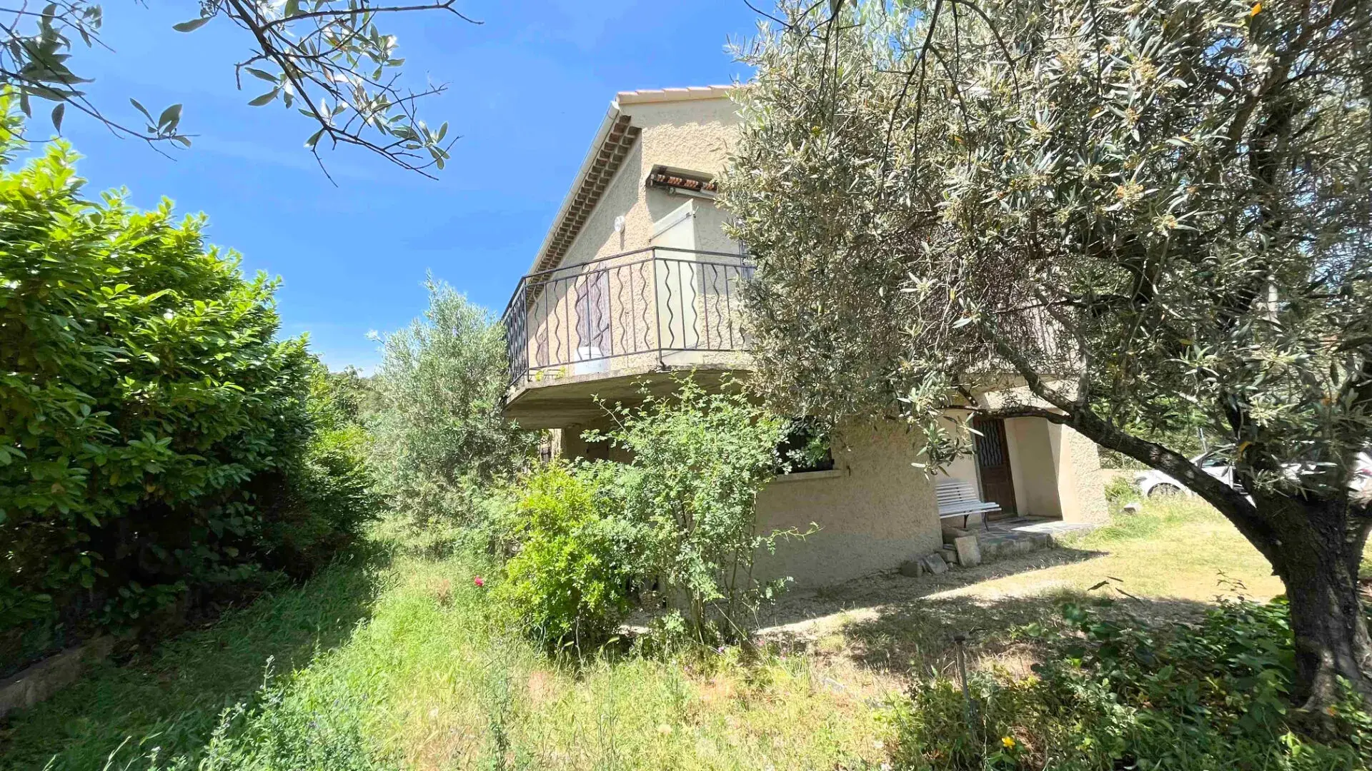 Maison à Apt de 155 m² avec jardin arboré et garage, quartier paisible 