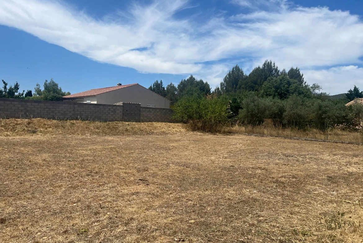 Terrain constructible de 638 m² à Lauris, Luberon, environnement calme 