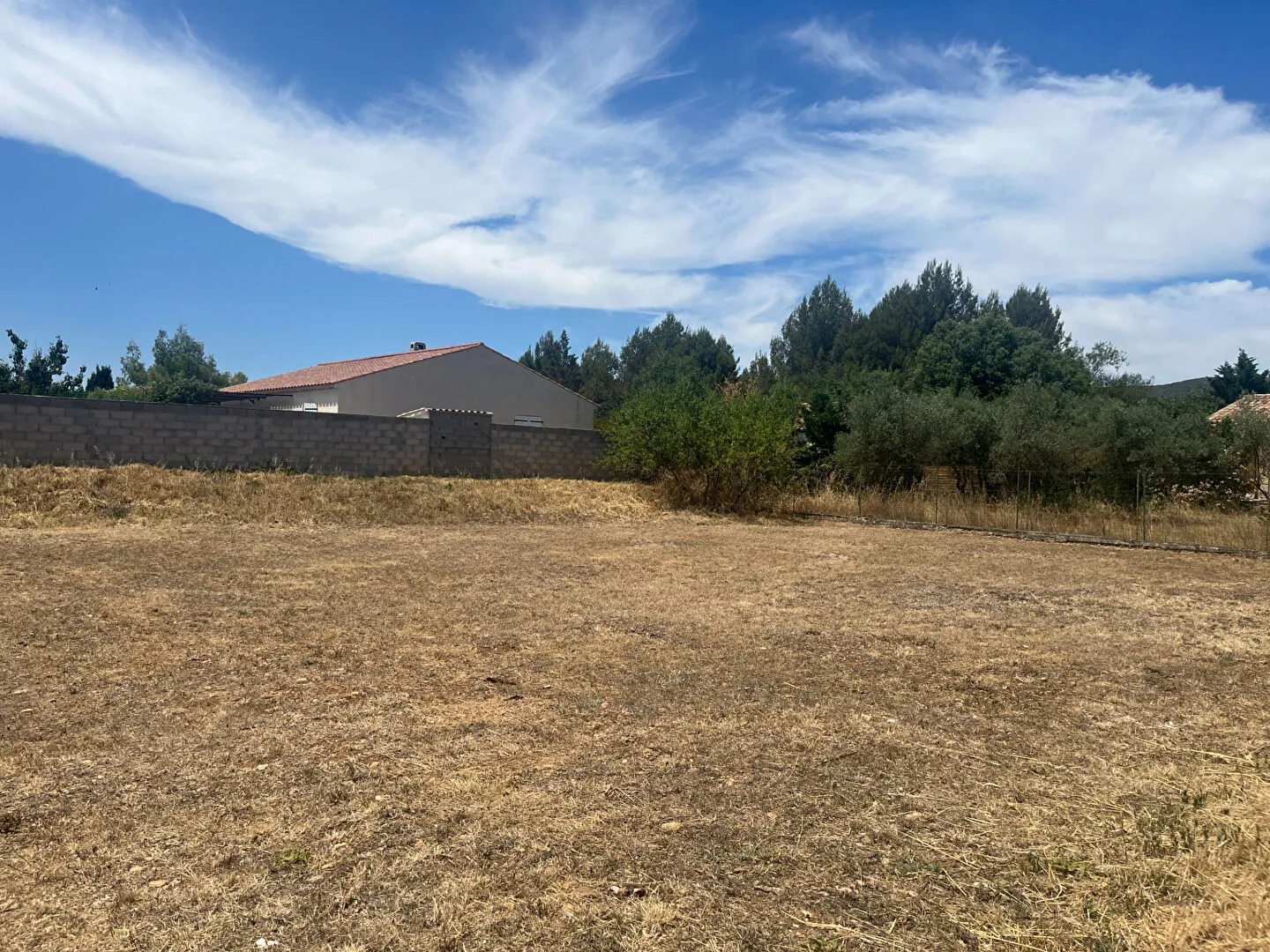 Terrain constructible de 638 m² à Lauris, Luberon, environnement calme 
