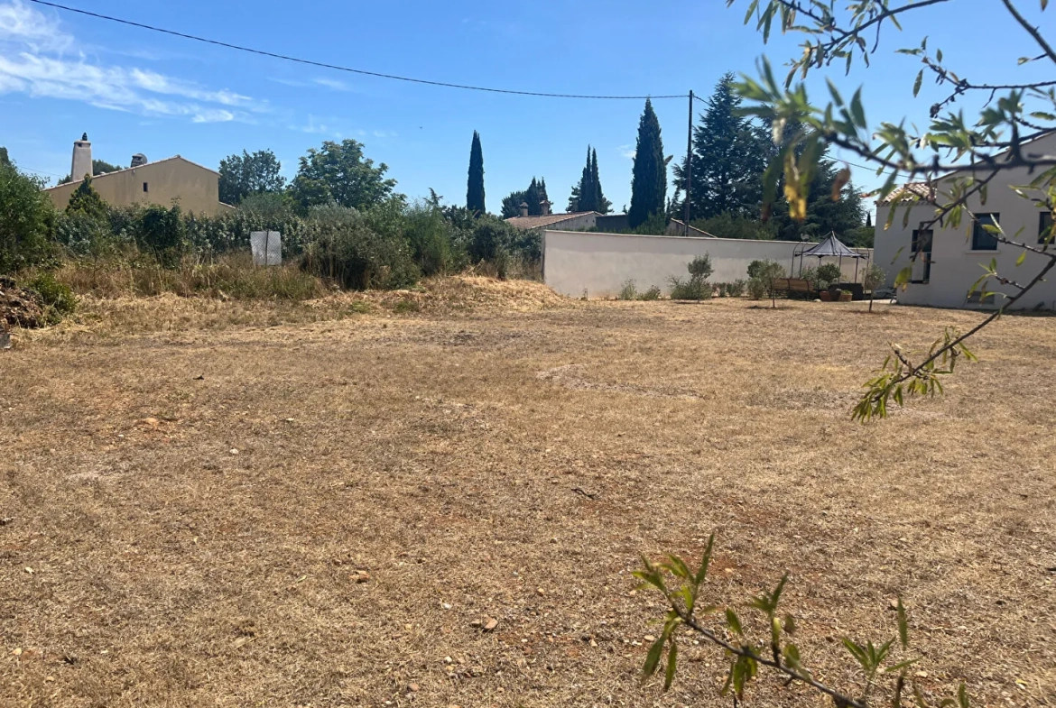 Terrain constructible de 638 m² à Lauris, Luberon, environnement calme 