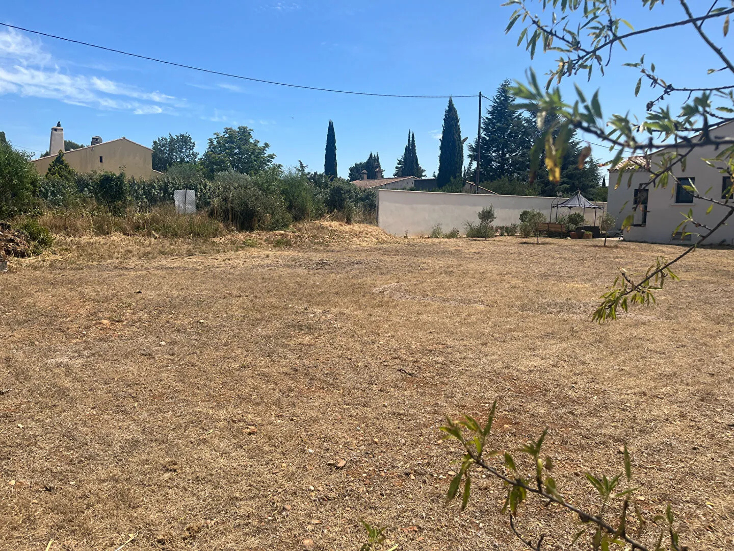 Terrain constructible de 638 m² à Lauris, Luberon, environnement calme 