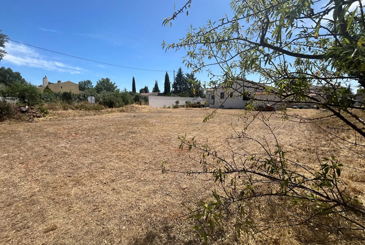 Terrain constructible de 638 m² à Lauris, Luberon, environnement calme 