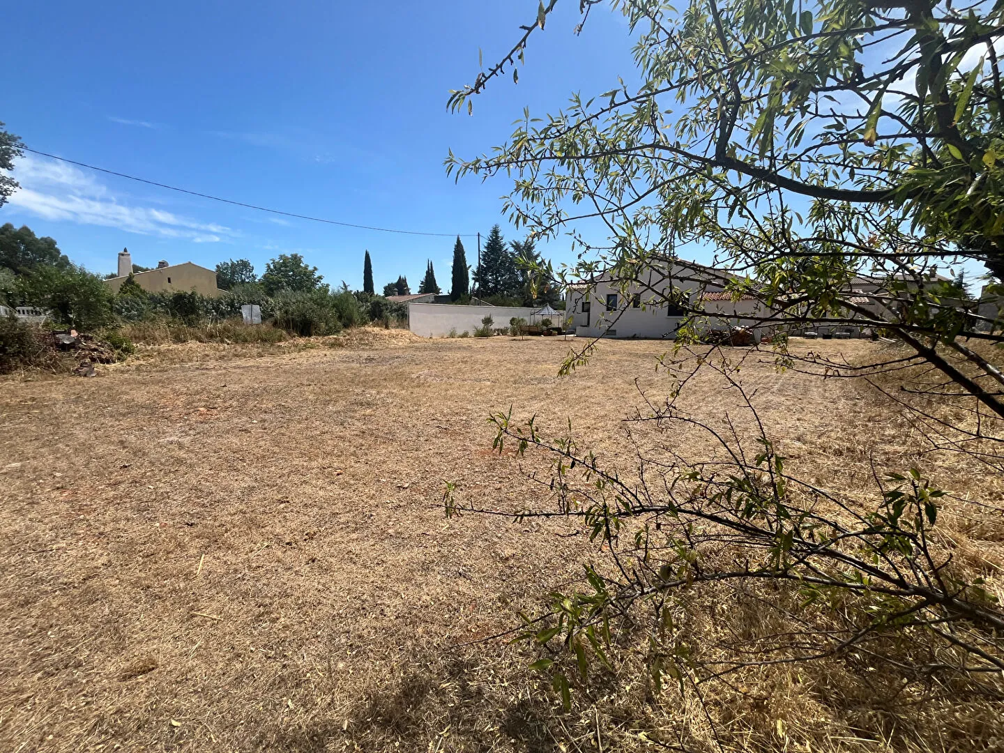 Terrain constructible de 638 m² à Lauris, Luberon, environnement calme 