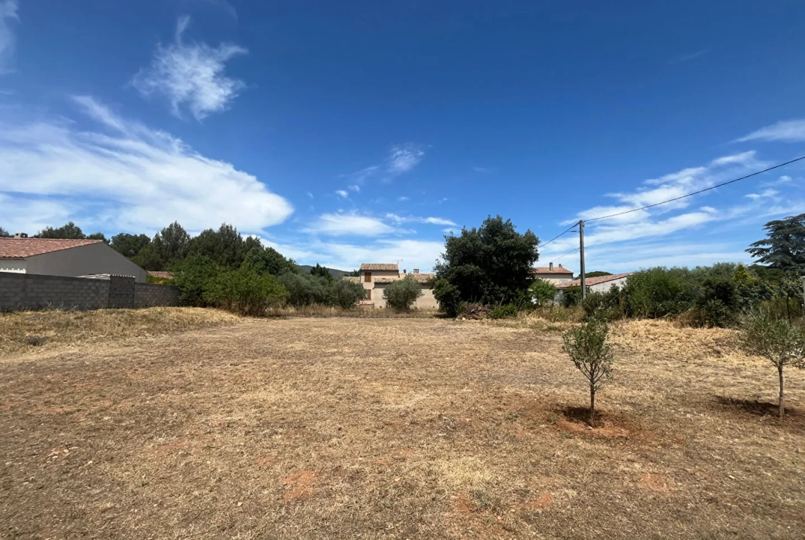 Terrain constructible de 638 m² à Lauris, Luberon, environnement calme 