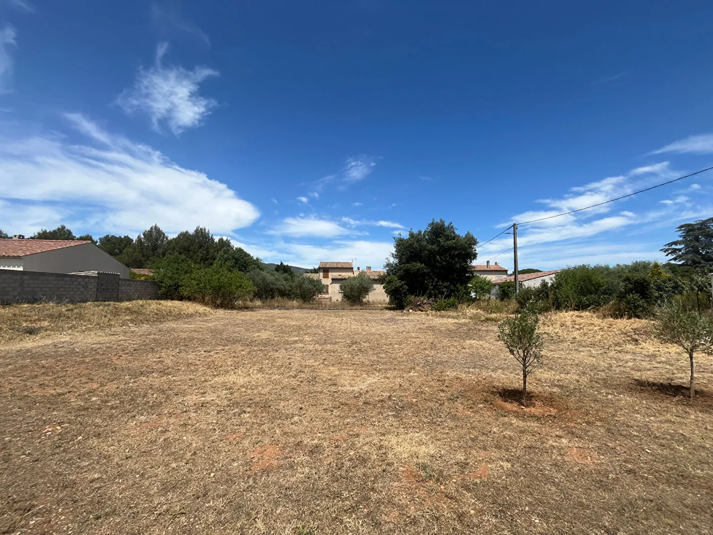 Terrain constructible de 638 m² à Lauris, Luberon, environnement calme 