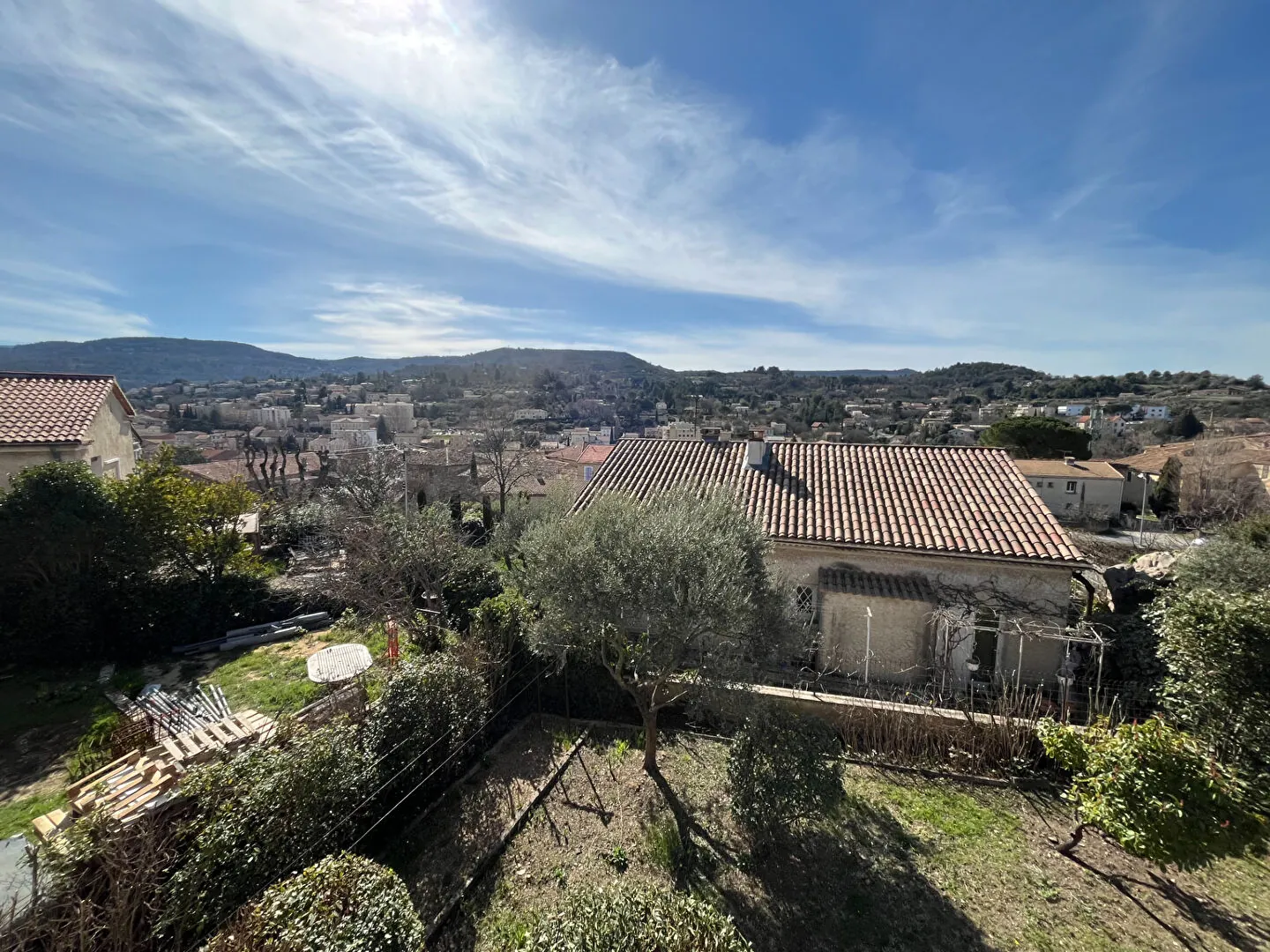 Villa à Apt de 137m² avec terrasse, jardin et garage 
