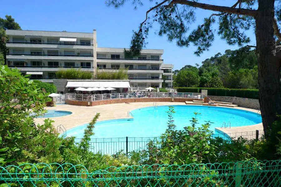 Spacieux studio avec terrasse dans résidence sécurisée à Marseille 8ème 