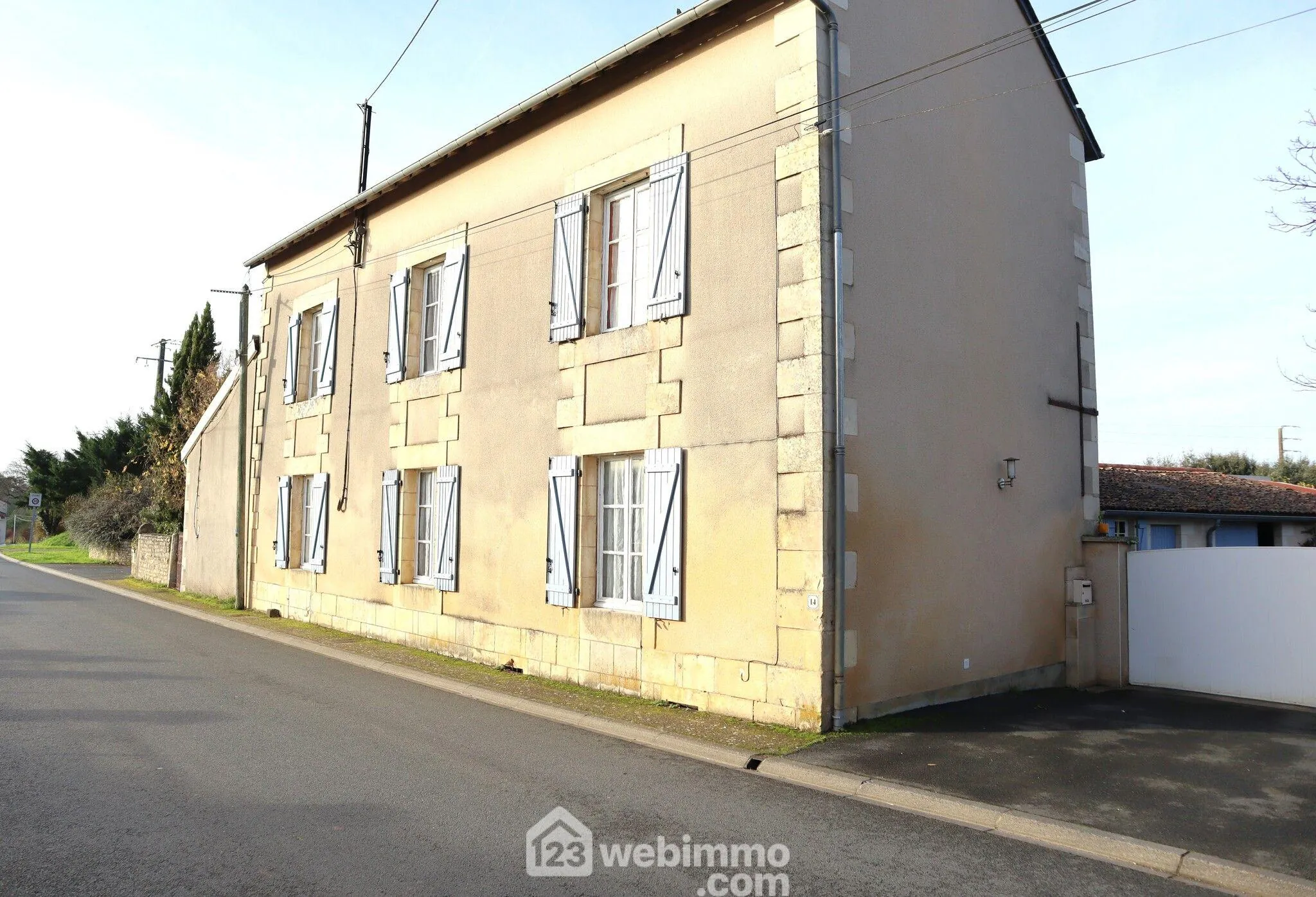 Maison en pierre de 160 m² à Lavoux – 5 chambres, garage, jardin, proche Poitiers 