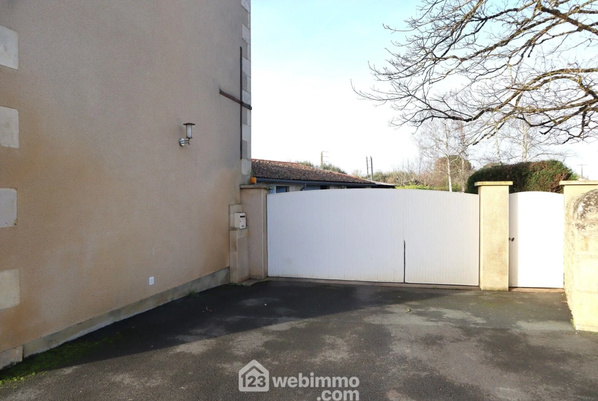 Maison en pierre de 160 m² à Lavoux – 5 chambres, garage, jardin, proche Poitiers 