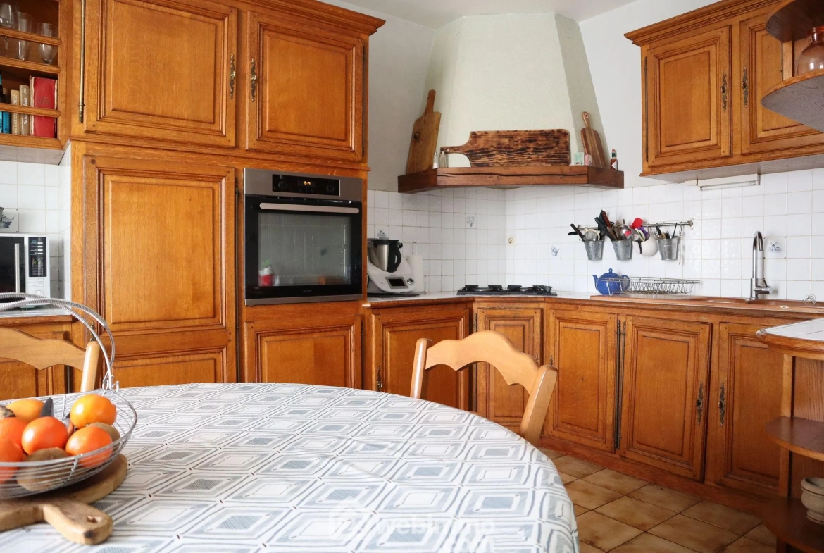 Maison en pierre de 160 m² à Lavoux – 5 chambres, garage, jardin, proche Poitiers 
