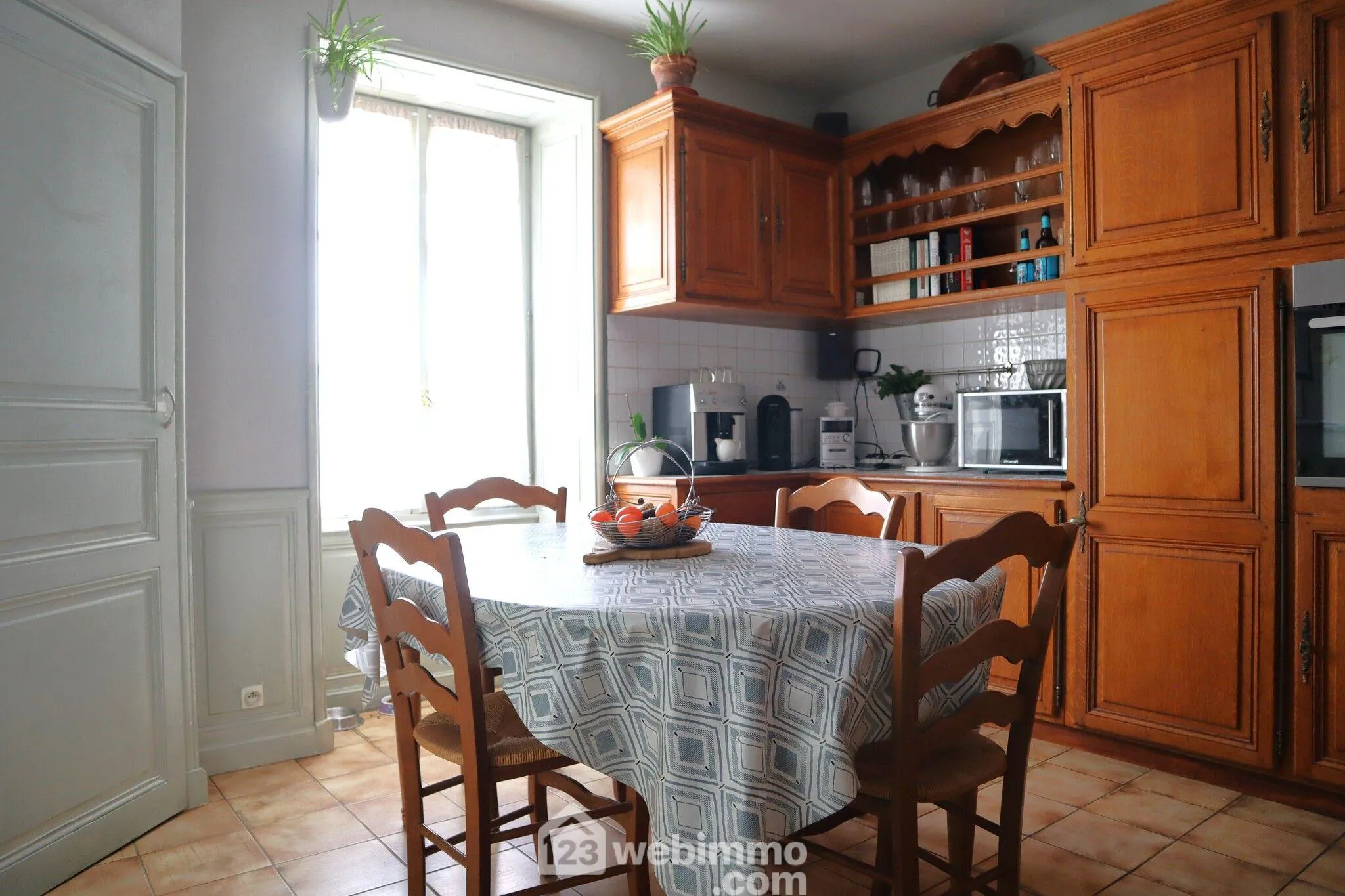 Maison en pierre de 160 m² à Lavoux – 5 chambres, garage, jardin, proche Poitiers 
