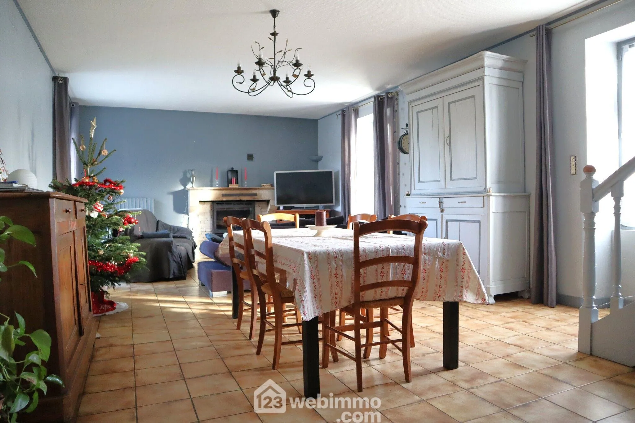 Maison en pierre de 160 m² à Lavoux – 5 chambres, garage, jardin, proche Poitiers 