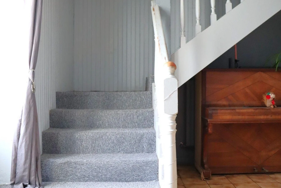 Maison en pierre de 160 m² à Lavoux – 5 chambres, garage, jardin, proche Poitiers 