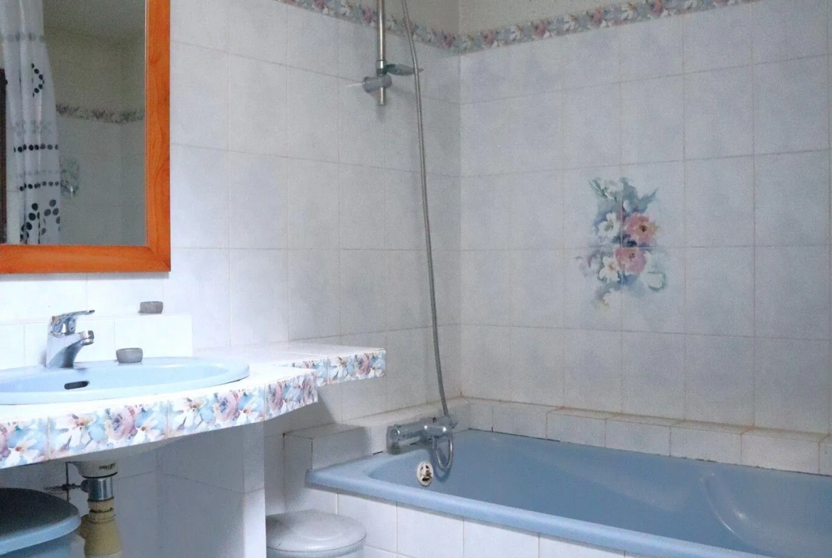 Maison en pierre de 160 m² à Lavoux – 5 chambres, garage, jardin, proche Poitiers 