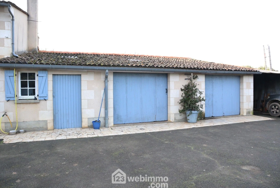 Maison en pierre de 160 m² à Lavoux – 5 chambres, garage, jardin, proche Poitiers 
