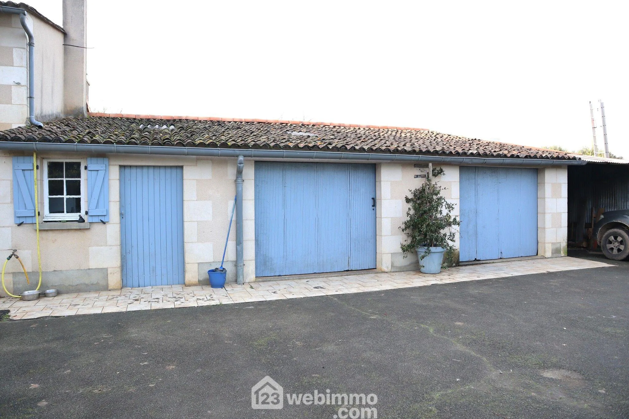 Maison en pierre de 160 m² à Lavoux – 5 chambres, garage, jardin, proche Poitiers 