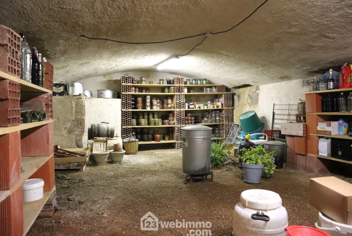 Maison en pierre de 160 m² à Lavoux – 5 chambres, garage, jardin, proche Poitiers 