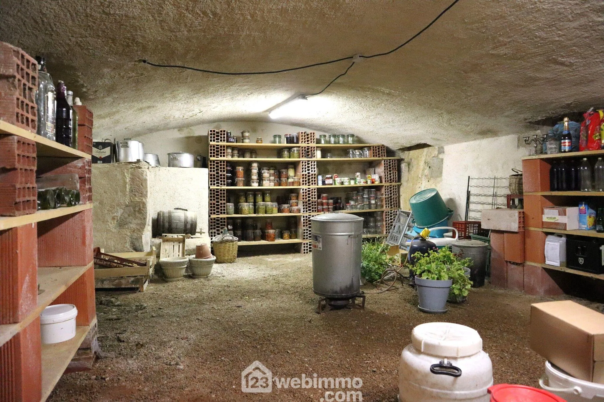 Maison en pierre de 160 m² à Lavoux – 5 chambres, garage, jardin, proche Poitiers 
