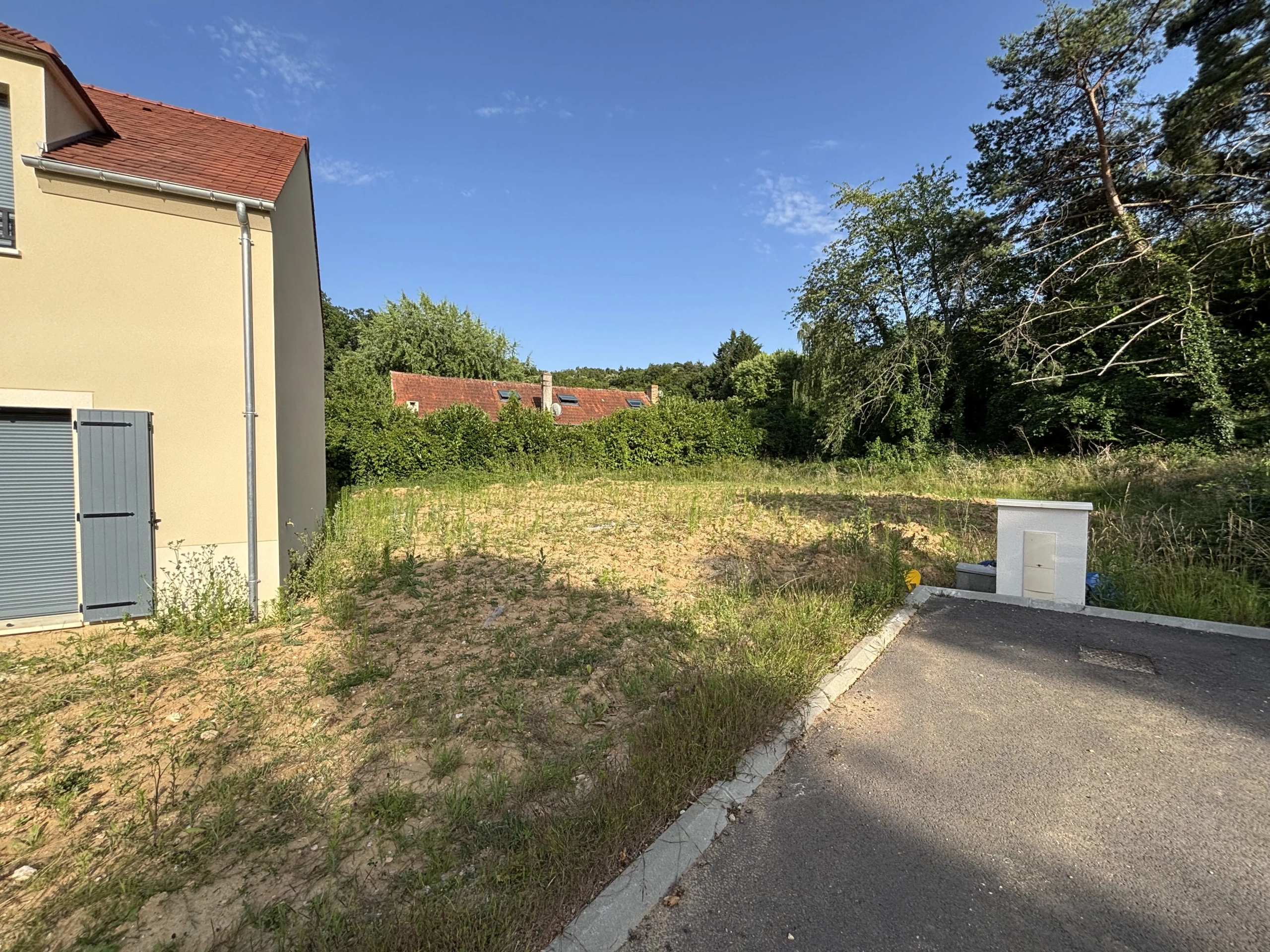 Terrain à bâtir viabilisé de 705m² à Montfort l'Amaury 