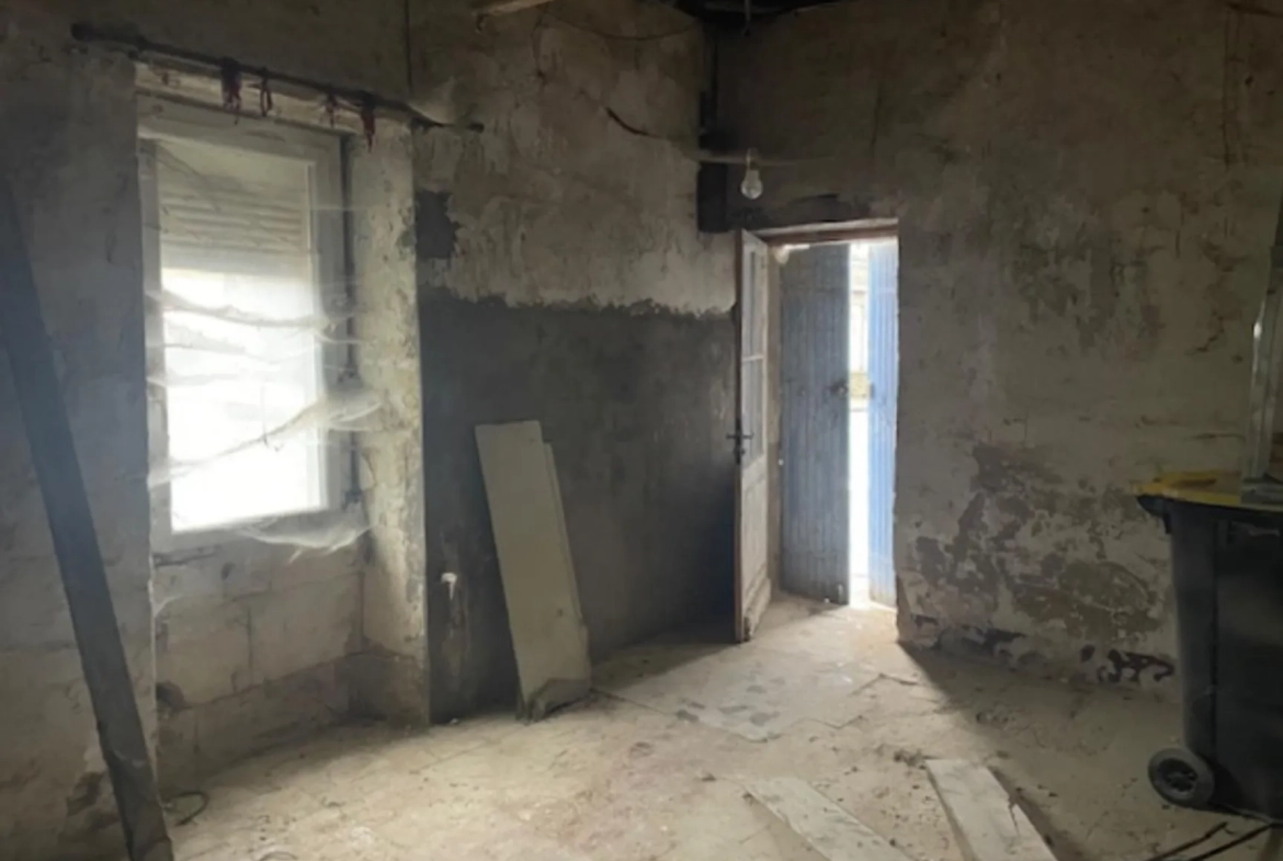 Maison à rénover de 69 m² avec dépendance sur 248 m² à Saint-Brice 
