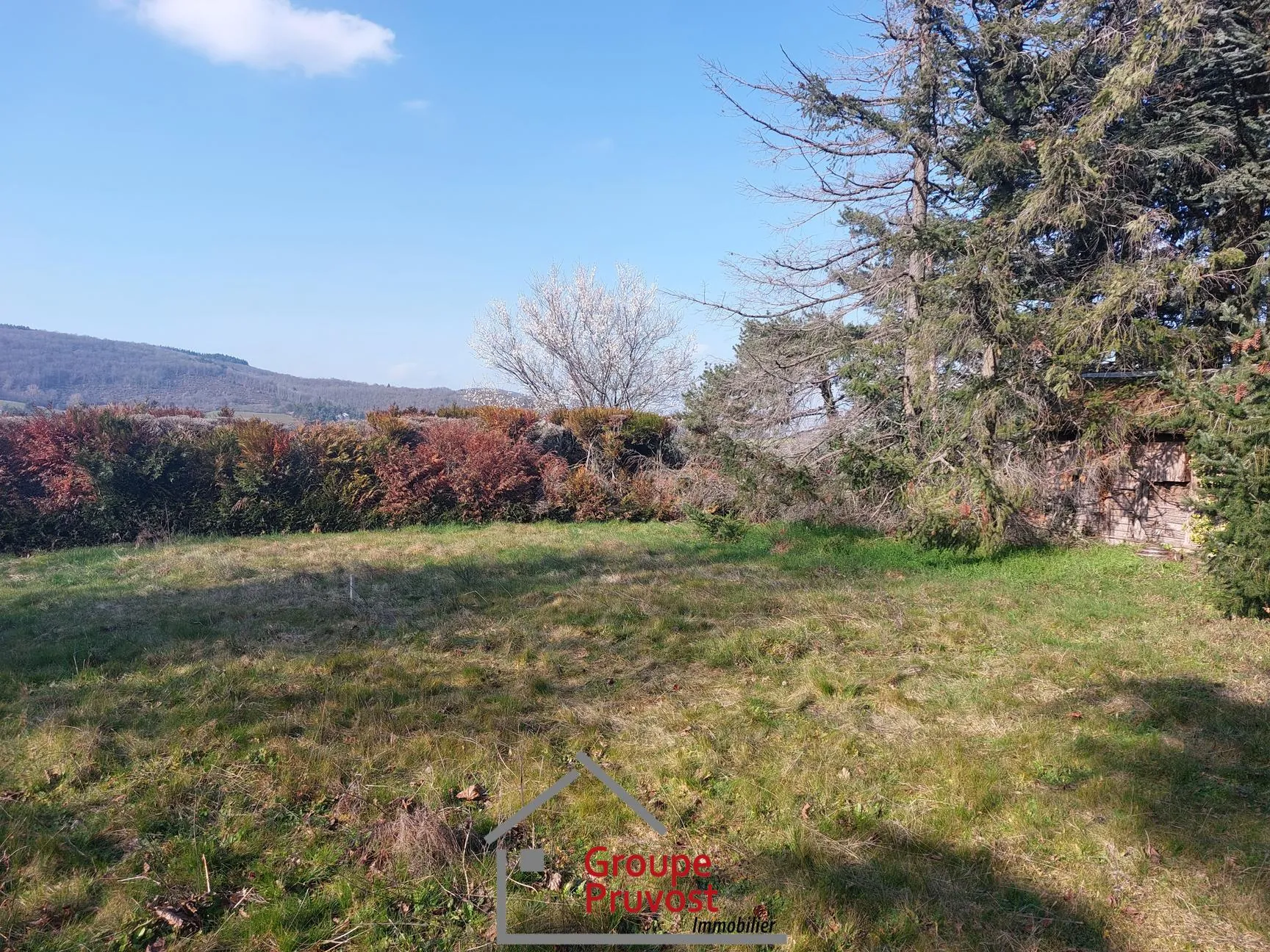 Terrain à bâtir de 401 m² à Vaugneray, proche du centre-ville 