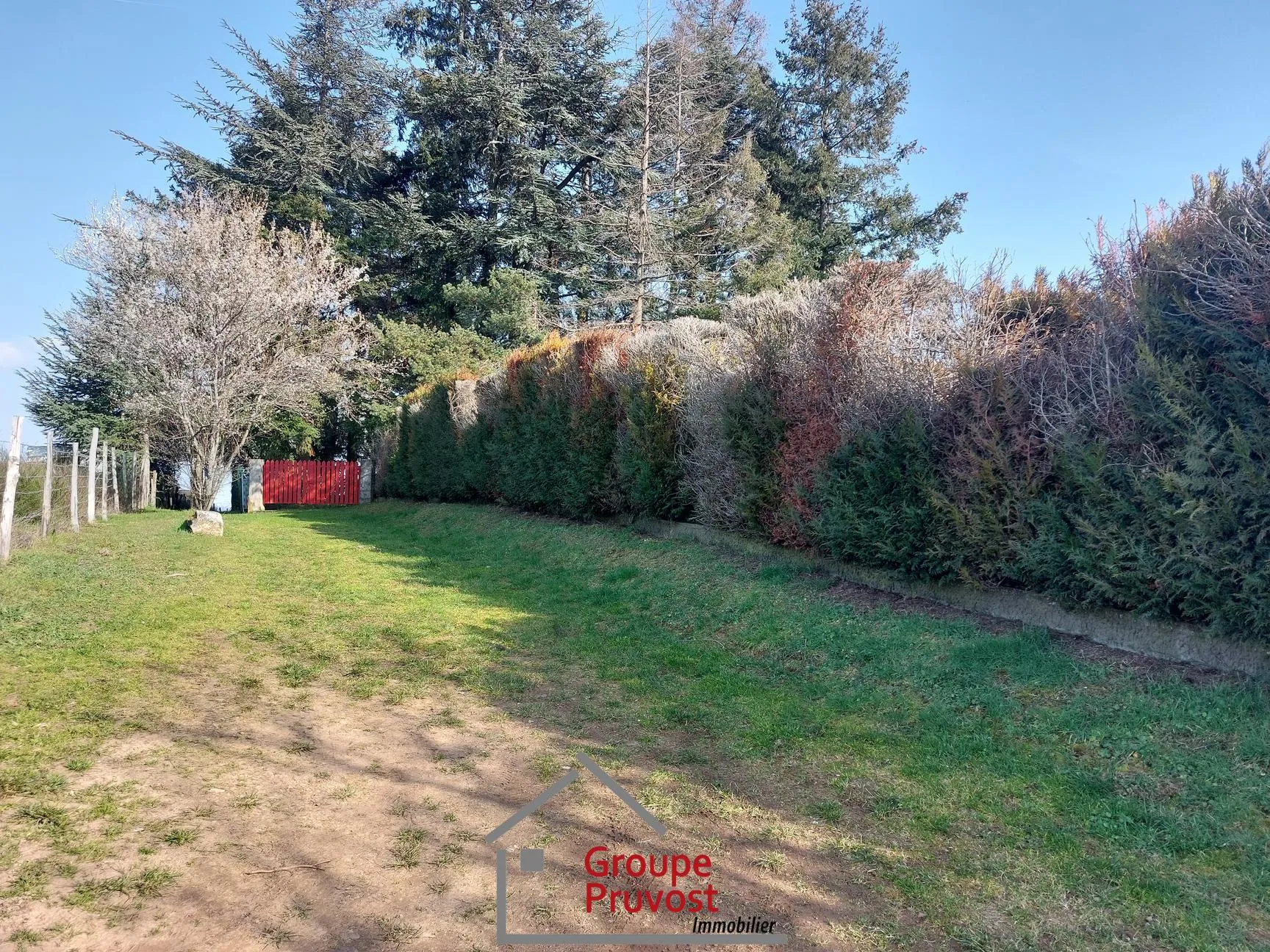 Terrain à bâtir de 401 m² à Vaugneray, proche du centre-ville 