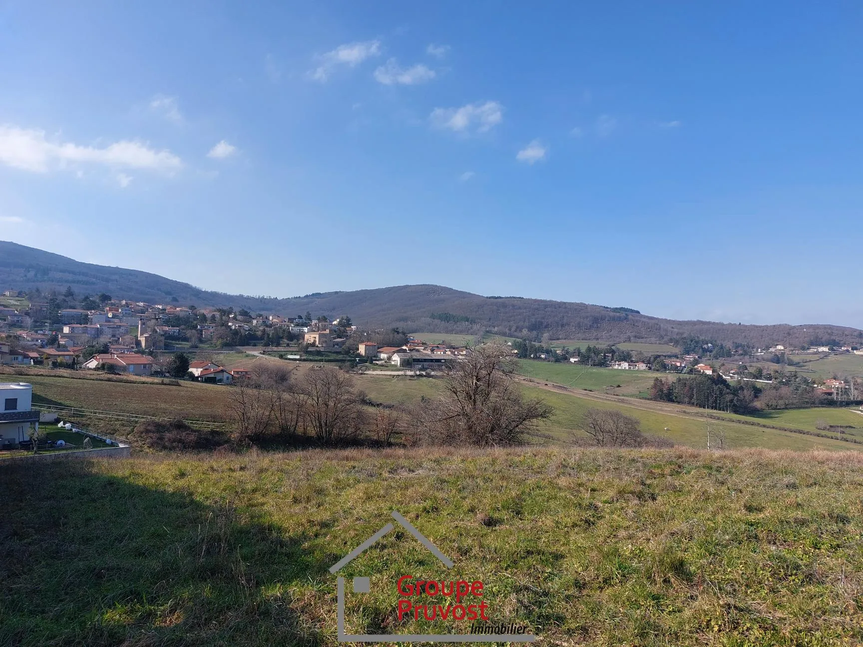 Terrain à bâtir de 401 m² à Vaugneray, proche du centre-ville 