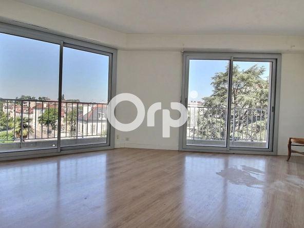 Appartement de 57 m² au centre de Pau avec balcon, cave et parking