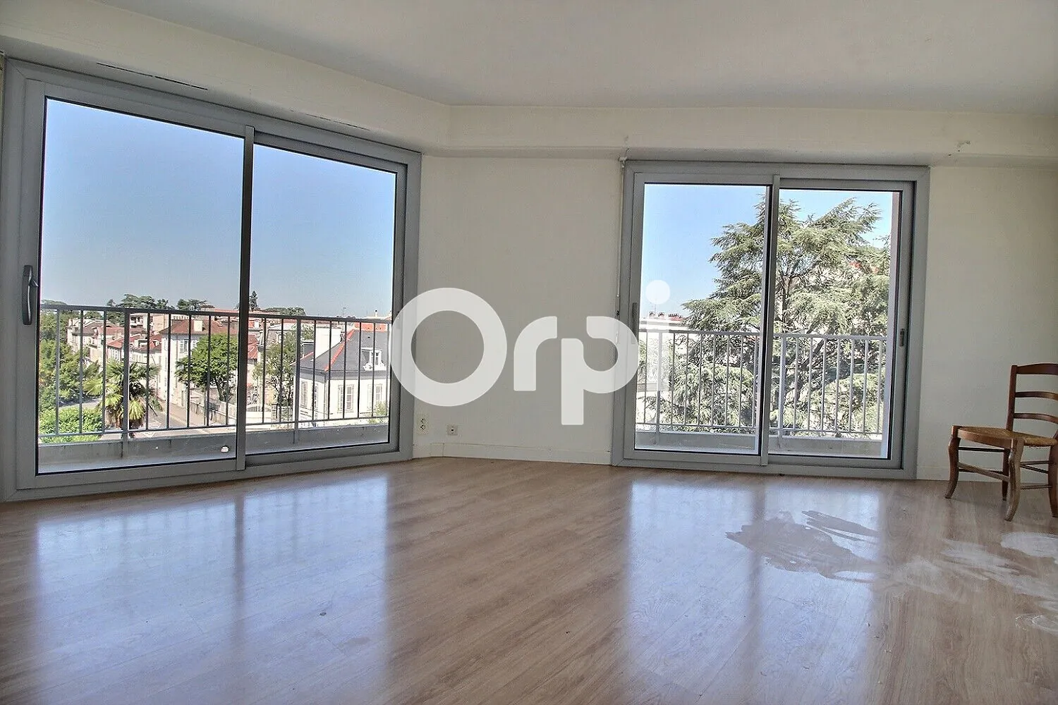 Appartement de 57 m² au centre de Pau avec balcon, cave et parking 